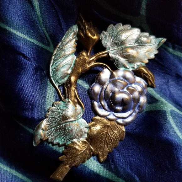 Relisted- - Vintage lavender rose brooch antique gold tone pin - Picture 9 of 10